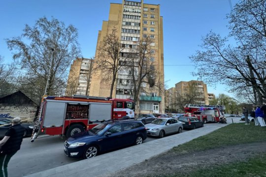 Tragiškas gaisras Vilniuje: ugniagesiai bute rado du žmones, vienam padėti nebegalėjo