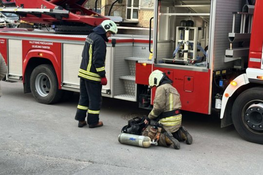 Tragiškas gaisras Vilniuje: ugniagesiai bute rado du žmones, vienam padėti nebegalėjo