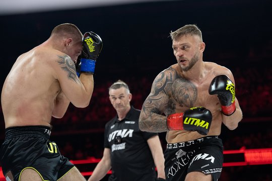 Neįtikėtinas „UTMA 18“ kovų fejerverkas – D. Dirksčio piršlybos su O. Pikul, apgintas muaythai diržas ir S. Maslobojevo triumfas