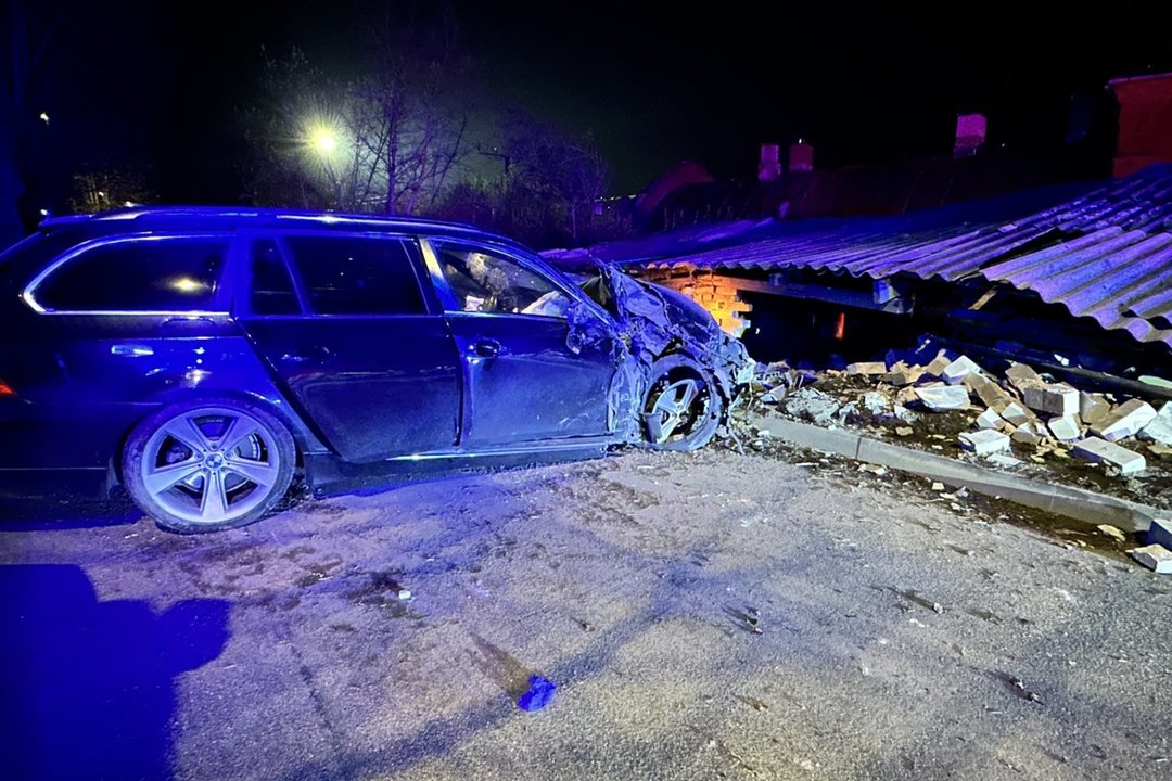Vilniuje BMW rėžėsi į sandėliukus: neblaivų įtariamą vairuotoją užpuolė gyventojai