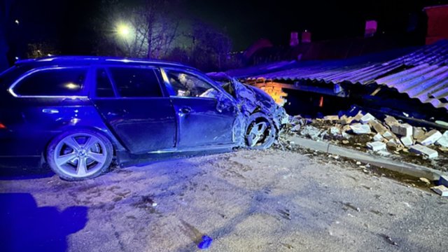 Vilniuje BMW rėžėsi į sandėliukus: neblaivų įtariamą vairuotoją užpuolė gyventojai