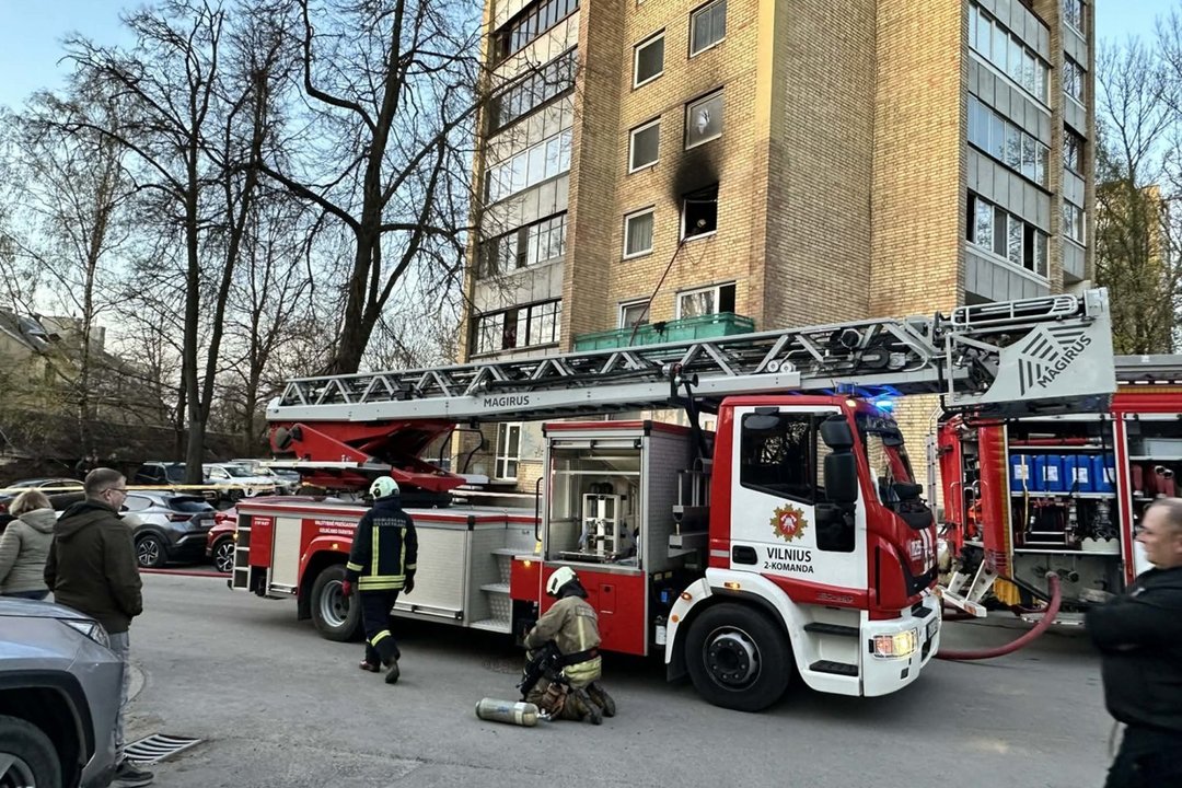 Vilniuje – siaubingas gaisras daugiabutyje: bute rasti du žmonės, vienas žuvo
