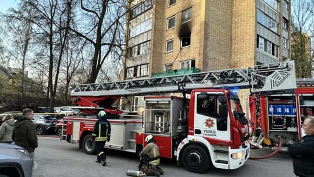 Vilniuje – siaubingas gaisras daugiabutyje: bute rasti du žmonės, vienas žuvo