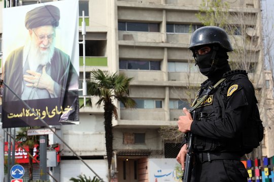 Karas Irane. Įtampa auga: aiškėja, ką galėjo gabenti JAV perimtas Irano laivas