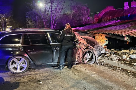 Girto vairuotojo BMW Vilniuje sugriovė sandėliukus