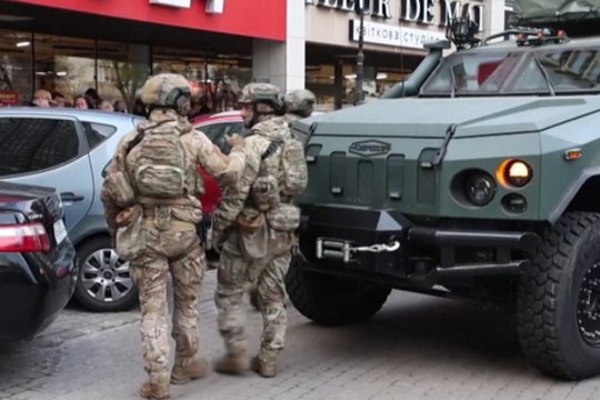 Kyjive šaudynės prekybos centre: tarp nukentėjusių yra 12-metis berniukas, per išpuolį netekęs tėvų