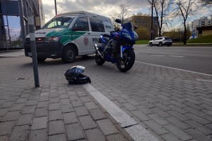 Vilniuje motociklininkas partrenkė pėsčiąjį – prireikė medikų