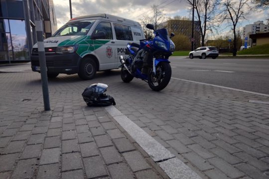 Vilniuje motociklininkas partrenkė pėsčiąjį – prireikė medikų
