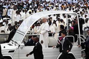 Popiežius Angoloje aukojo mišias 100 tūkst. žmonių