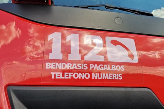 Kaune ugniagesiams teko pjauti spyną ir iš policijos automobilio išvaduoti sulaikytąjį
