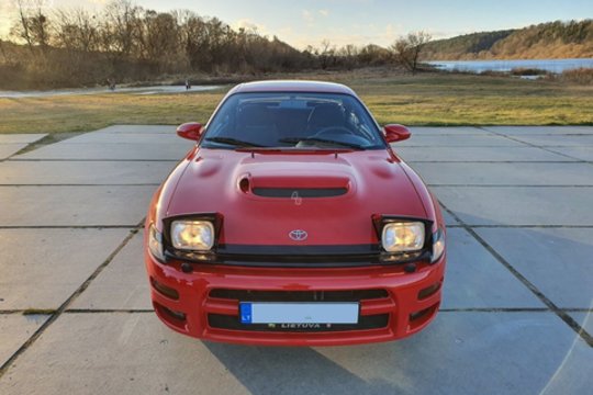 Reta „Toyota Celica“, kuri atrodo lyg ką tik išriedėjusi pro gamyklos vartus