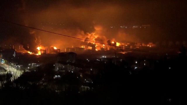 Skaudus smūgis rusams: užfiksavo liepsnose skęstantį Tuapsės uostą