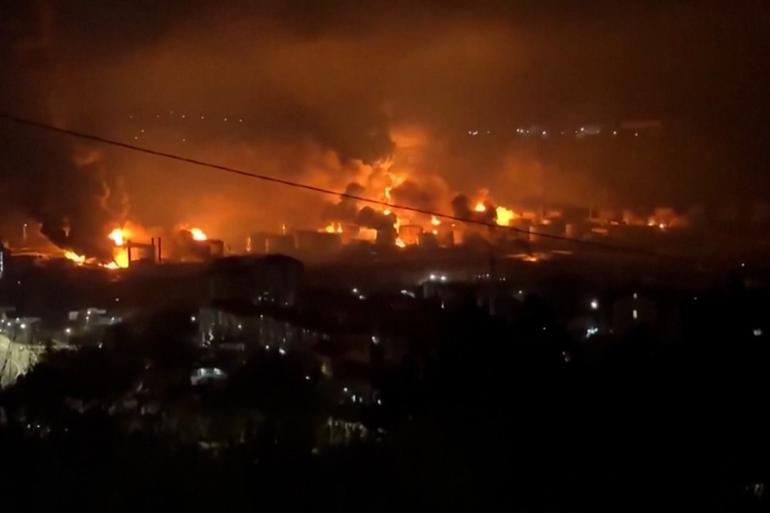 Skaudus smūgis rusams: užfiksavo liepsnose skęstantį Tuapsės uostą