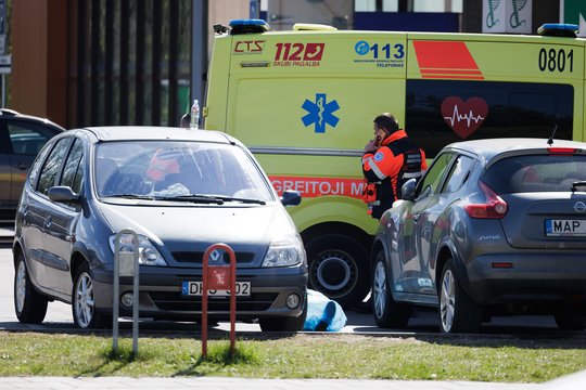 Grigiškėse senjorę staigi mirtis pakirto prie prekybos centro