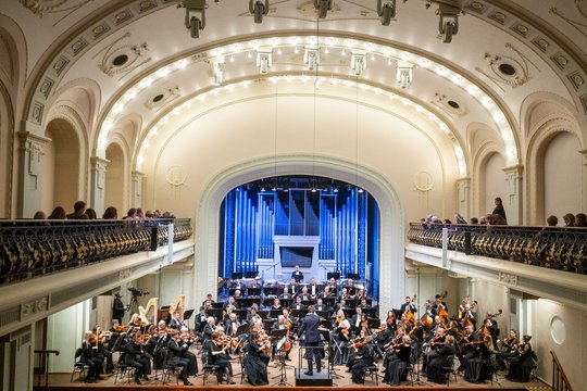 V. Vanoosteno diriguojamas LNSO publiką panardino į muzika papasakotas meilės ir jūros istorijas
