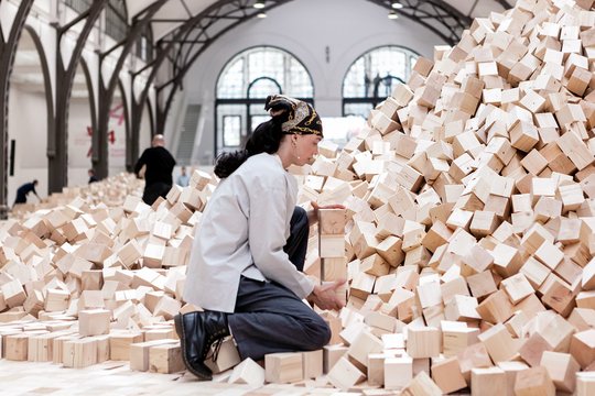 Lina Lapelytė lankytojus kvies iš 400 000 medinių kubų statyti ir griauti savitą monumentą