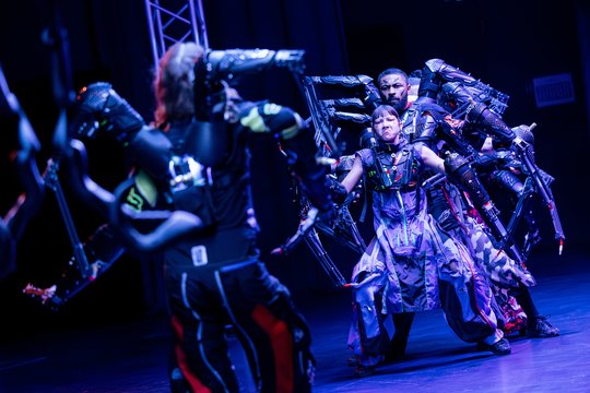 Dūmų fabrike – šokis iš kitos dimensijos: australai „Chunky Move“ bandys sugrąžinti nuostabos jausmą