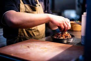 Be patirties ir diplomo – bet jau darbo rinkoje: kas iš tiesų skatina pameistrystę?