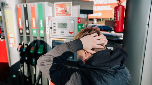 Analitikai pastebėjo keistus naftos kainos šuolius: jos nuolat kyla dar prieš D. Trumpo išstojimus