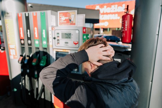 Analitikai pastebėjo keistus naftos kainos šuolius: jos nuolat kyla dar prieš D. Trumpo išstojimus