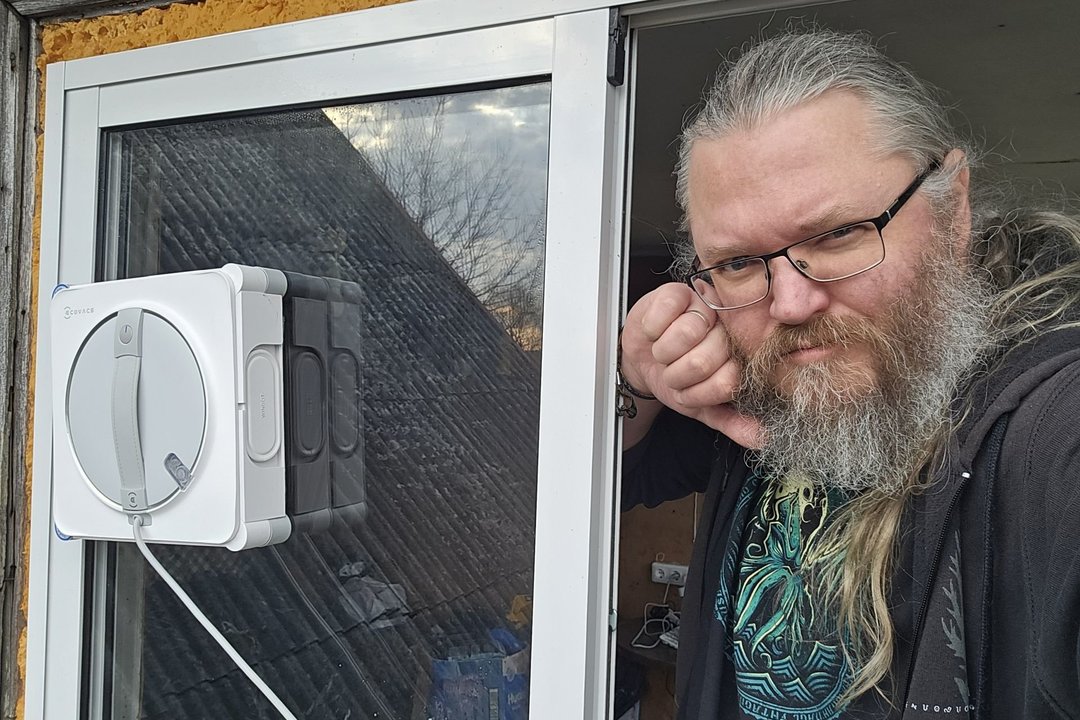 „Ecovacs WinBot W2S Omni“ testas: pirmasis mano gyvenime langų valymas su knyga