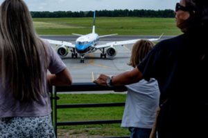 Išnarpliojo mitą dėl nemokamų lėktuvo bilietų: ant šio kabliuko užkimba dažnas keliautojas