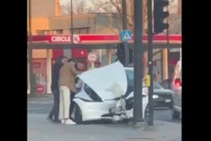 Įsibėgėjusi „Tesla“ pylė tiesiai į apšvietimo stulpą: metalinis stulpas atlaikė, bet žibintą teko nuimti