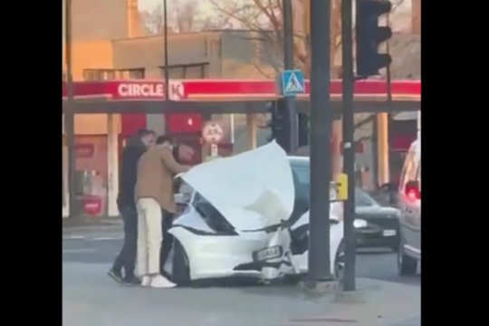 Įsibėgėjusi „Tesla“ pylė tiesiai į apšvietimo stulpą: metalinis stulpas atlaikė, bet žibintą teko nuimti