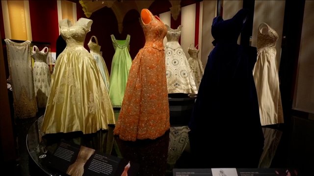 Karalienei Elžbietai II būtų sukakę 100: atidaryta išskirtinė garderobo paroda su daugiau nei 300 eksponatų