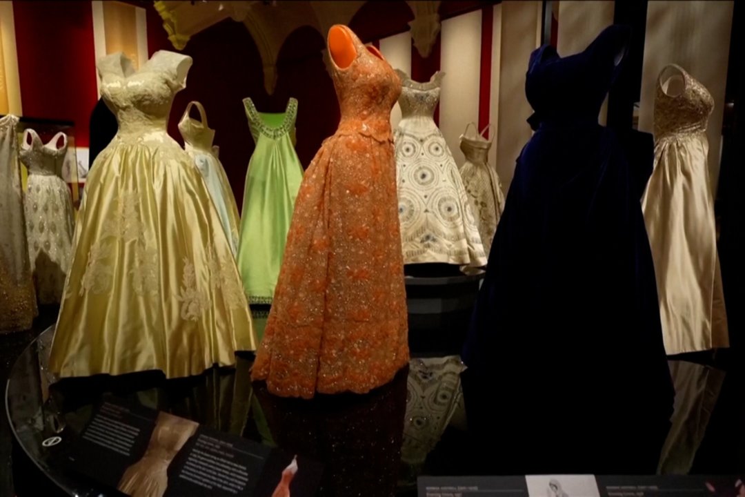 Karalienei Elžbietai II būtų sukakę 100: atidaryta išskirtinė garderobo paroda su daugiau nei 300 eksponatų