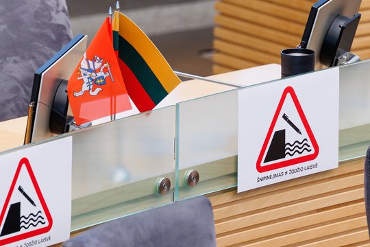 „Šnipinėjimas nelygu žodžio laisvei“: signalai LRT – ir ant simbolinio buldozerio, ir Seimo salėje
