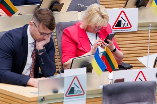 „Šnipinėjimas nelygu žodžio laisvei“: signalai LRT – ir ant simbolinio buldozerio, ir Seimo salėje