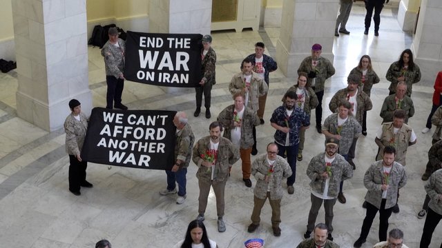 JAV Kongreso koridoriuose kilo protestas: veteranai išreiškė nepasitenkinimą dėl karo su Iranu