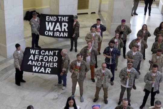 JAV Kongreso koridoriuose kilo protestas: veteranai išreiškė nepasitenkinimą dėl karo su Iranu