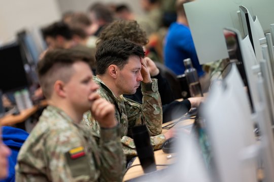 Lietuva ir Japonija jungiasi į bendrą komandą pasaulinėse kibernetinės gynybos pratybose „Locked Shields 2026“