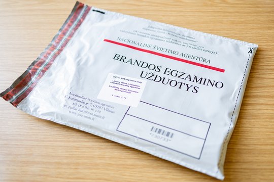 Seimas svarstys atšaukti trijų brandos egzaminų reikalavimą