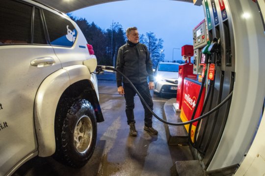 Šalies degalinėse stebi naują tendenciją: žemesnės kainos – tik iki tam tikros valandos