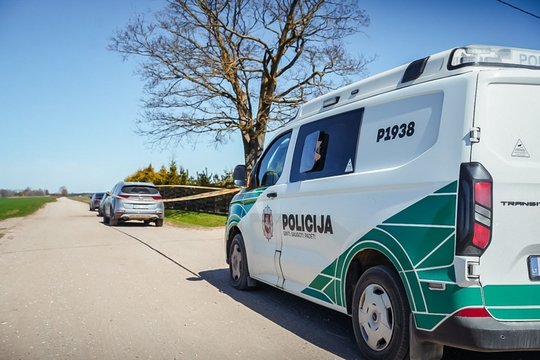 Nufilmavo, kas vyksta prie policijos apsuptos sodybos Panevėžio r.: tėvas įtaria buvusią sūnaus žmoną