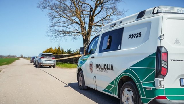 Nufilmavo, kas vyksta prie policijos apsuptos sodybos Panevėžio r.: tėvas įtaria buvusią sūnaus žmoną