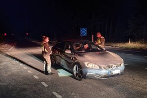 Palangos pasieniečiams įkliuvo keturis neteisėtus migrantus vežęs latvis