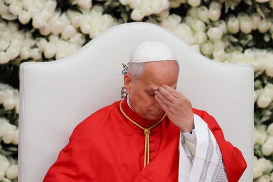 Popiežius Leonas XIV pagerbė savo pirmtaką jo mirties metinių proga