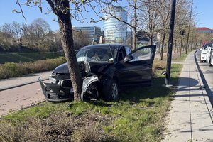 Vilniuje susidūrė du automobiliai – po susidūrimo BMW rėžėsi į medį: jo vairuotojui prireikė medikų pagalbos