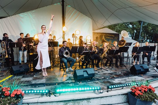 KTU pučiamųjų grupė „The BrassBees“ – „Kaunas Jazz“ festivalyje ir žinomos Lietuvos atlikėjos koncerte