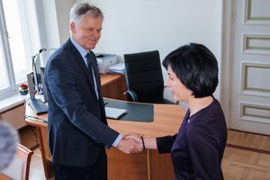 A. Valotkos elgesį tyrusi komisija pasiūlė skirti jam pastabą, V. Aleknavičienė tam pritarė