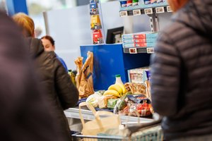 Tyrimas: gyventojai ieško žemų kainų kasdien, nes per akcijas išleidžia daugiau – kodėl nuolaidų medžioklė nebetenka prasmės?