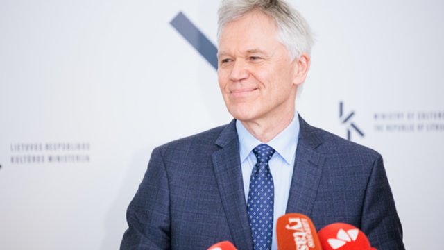 Po skambiai nuaidėjusių žodžių – palaikymas A. Valotkai: priešais Vyriausybę surengta akcija