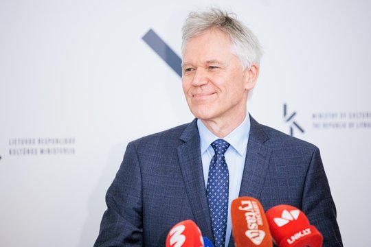 Po skambiai nuaidėjusių žodžių – palaikymas A. Valotkai: priešais Vyriausybę surengta akcija
