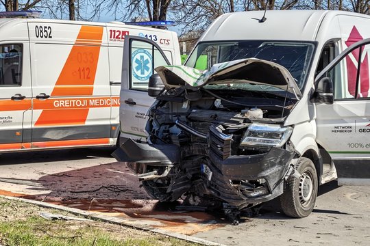 Vilniuje nesuvaldytas automobilis rėžėsi į medį: vaizdai iš įvykio vietos