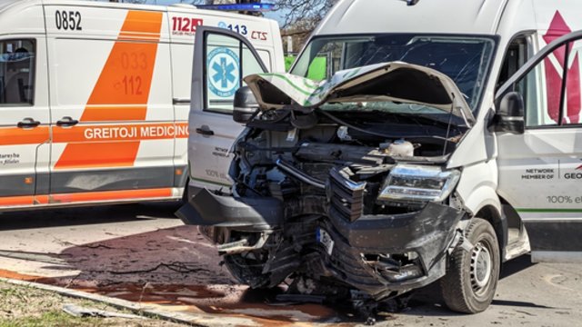 Vilniuje nesuvaldytas automobilis rėžėsi į medį: vaizdai iš įvykio vietos