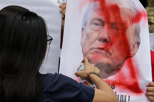 Karas Irane. Pradėjo kapsėti pinigai: Iranas skelbia apie pirmąsias pajamas iš Hormūzo sąsiaurio